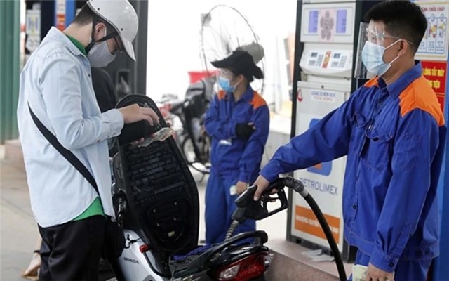 Giá xăng dầu đồng loạt giảm mạnh, xăng RON92 giảm về dưới mốc 19 nghìn đồng/lít