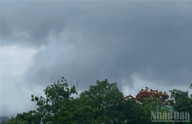 Ngày 12/6, nhiều nơi trên cả nước có mưa rào và dông, cục bộ có nơi mưa to