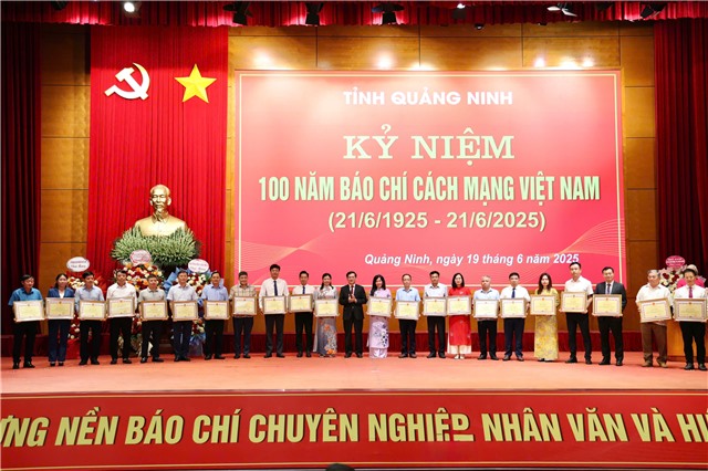 Trung tâm TTVH Uông Bí được UBND tỉnh tặng Bằng khen tại Lễ kỷ niệm 100 năm Ngày Báo chí Cách mạng Việt Nam