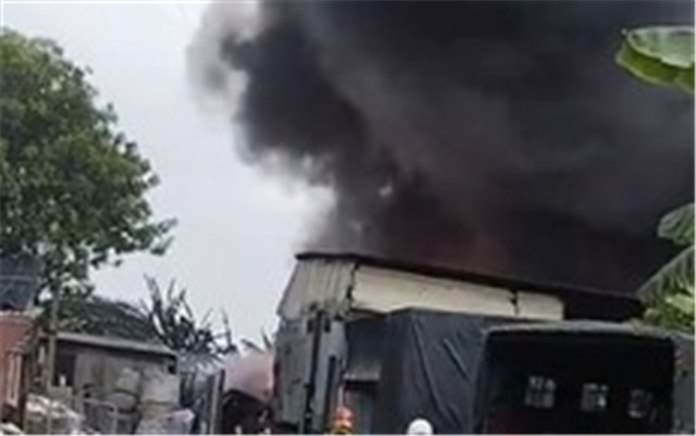 TP Hồ Chí Minh: Cháy lớn nhà xưởng nhựa ở Hóc Môn, thiêu rụi nhiều tài sản