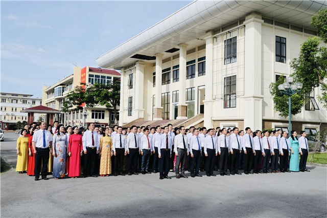 Uông Bí trang nghiêm thực hiện nghi thức chào cờ đầu tuần