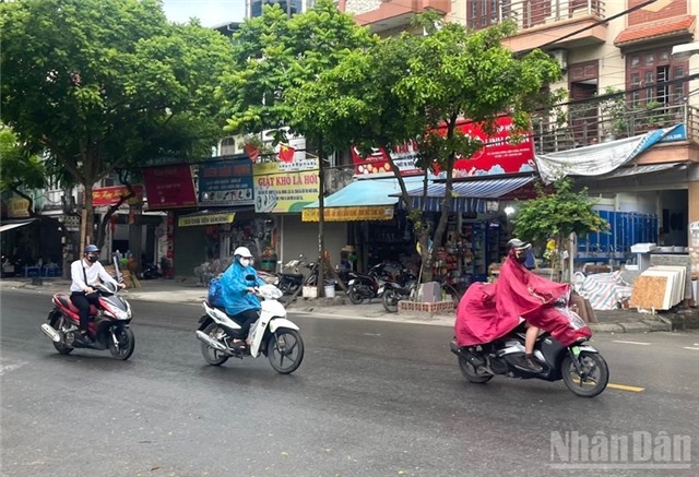 Ngày 24/6, nhiều nơi ở Bắc Bộ, Nam Bộ có mưa rào và dông