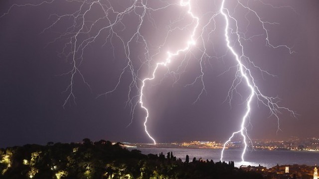 Video hướng dẫn kỹ năng an toàn khi có dông sét