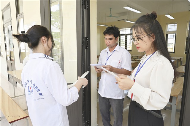 Thí sinh thành phố Uông Bí bước vào môn thi đầu tiên kỳ thi tốt nghiệp THPT năm 2025