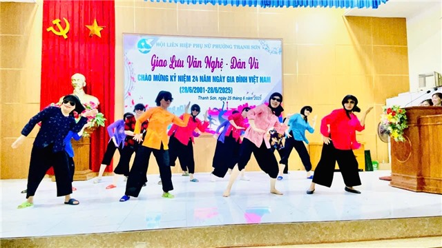 Hội LHPN phường Thanh Sơn giao lưu văn nghệ và dân vũ