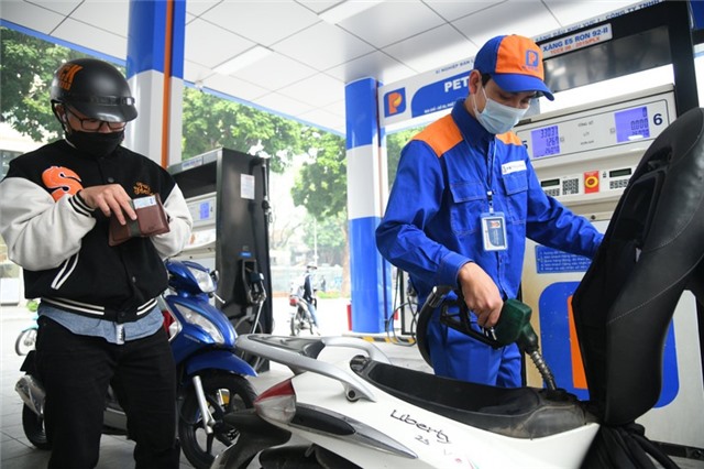Giá xăng tăng gần 300 đồng/lít từ 15 giờ hôm nay