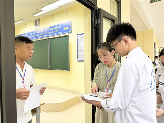 Các thí sinh Uông Bí tiếp tục bước vào ngày thi thứ hai kỳ thi tốt nghiệp THPT năm 2025
