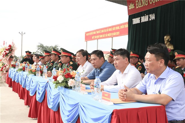 Đồng chí PCT Thường trực UBND thành phố Nguyễn Văn Thành dự Lễ tuyên thệ chiến sỹ mới tại Trung đoàn 244 - Bộ CHQS tỉnh