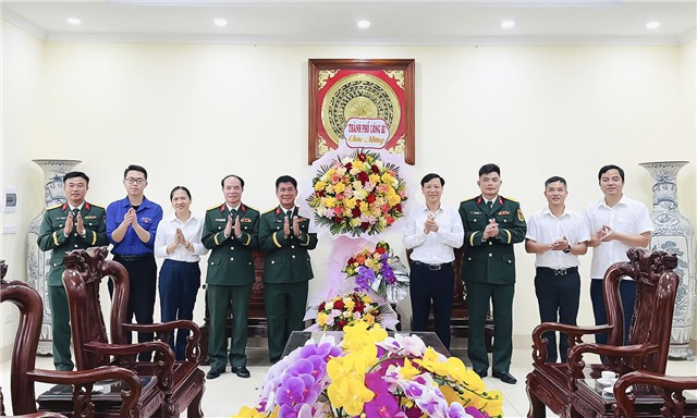 Đồng chí Đỗ Trường Sơn, Phó Chủ tịch HĐND thành phố thăm, tặng quà chiến sĩ mới tại Lữ đoàn 454