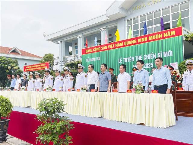 Đồng chí Phó Bí thư Thường trực Thành ủy dự Lễ tuyên thệ chiến sỹ mới tại Tiểu đoàn 158, vùng 1 Hải Quân 