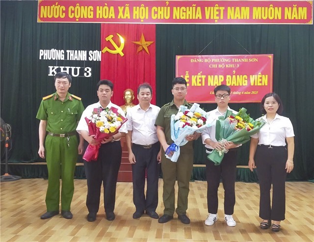 Đảng bộ phường Thanh Sơn kết nạp mới 13 đảng viên