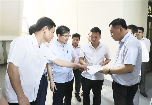 Phó Bí thư Tỉnh ủy Vũ Quyết Tiến kiểm tra công tác chuẩn bị sáp nhập đơn vị hành chính tại Uông Bí 