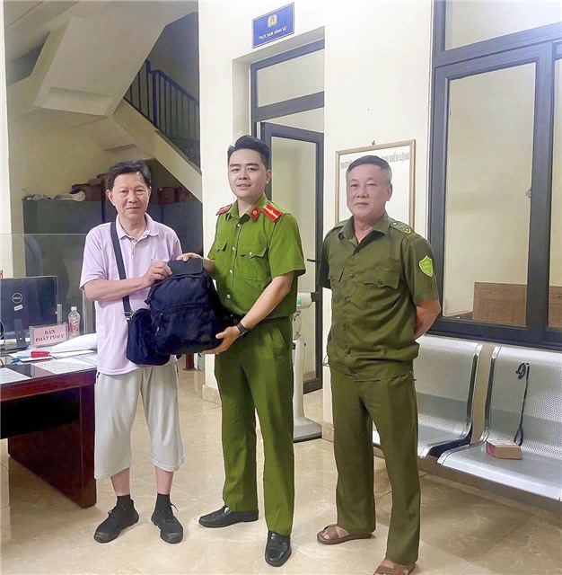 Công an phường Trưng Vương trao trả tài sản cho du khách Trung Quốc