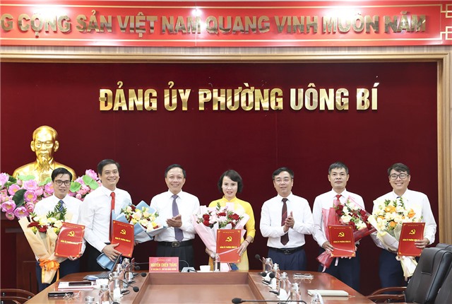 Phường Uông Bí trao các quyết định thành lập cơ quan chuyên trách giúp việc cho Đảng ủy, cơ quan MTTQ và các đoàn thể chính trị - xã hội, Trung tâm chính trị Uông Bí