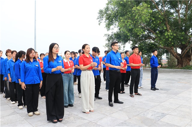 Đoàn Thanh niên phường Uông Bí dọn vệ sinh và dâng hương tưởng niệm tại Nghĩa trang Liệt sĩ Uông Bí