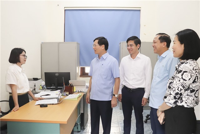 Thường trực Tỉnh ủy làm việc với Ban Thường vụ Đảng ủy phường Uông Bí về tình hình vận hành chính quyền địa phương 2 cấp