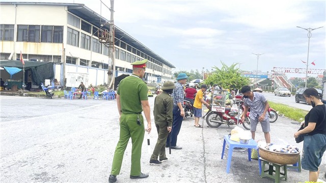 Phường Uông Bí ra quân xử lý vi phạm lấn chiếm lòng đường, vỉa hè 