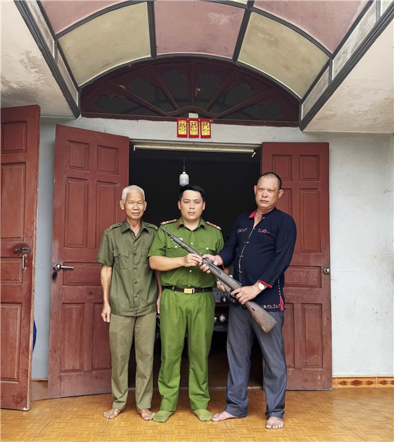 Công an phường Yên Tử vận động thành công người dân giao nộp vũ khí 