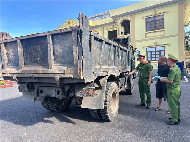 Công an phường Uông Bí tăng cường tuyên truyền kết hợp tuần tra, xử lý phương tiện quá khổ, quá tải, vi phạm kích thước thành thùng
