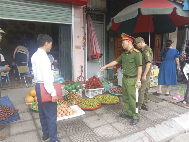 Công an phường Uông Bí ra quân lập lại trật tự đô thị sau sáp nhập