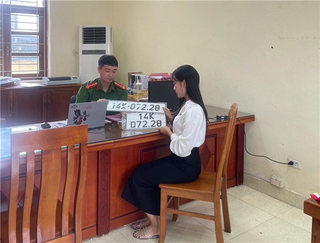 Công an phường Uông Bí nỗ lực giải quyết nhanh chóng các thủ tục hành chính cho nhân dân sau sáp nhập