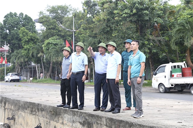 Đồng chí Nguyễn Chiến Thắng, Bí thư Đảng uỷ, Chủ tịch HĐND phường kiểm tra công tác phòng chống bão số 3 WIPHA