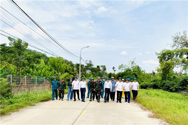 Trung đoàn 244 hành quân dã ngoại kết hợp làm công tác dân vận tại phường Vàng Danh