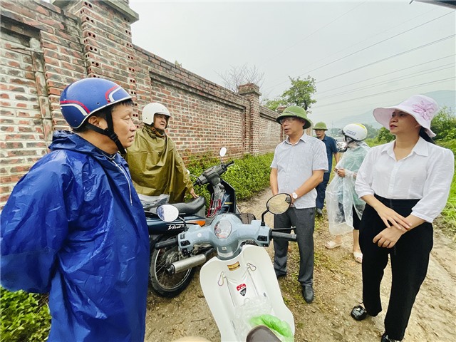 Đồng chí Phó Bí thư Thường trực Đảng ủy phường kiểm tra công tác phòng, chống bão WIPHA