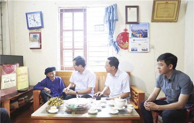 Đồng chí Phó Bí thư Tỉnh ủy Vũ Quyết Tiến thăm, tặng quà gia đình chính sách nhân dịp 27/7  