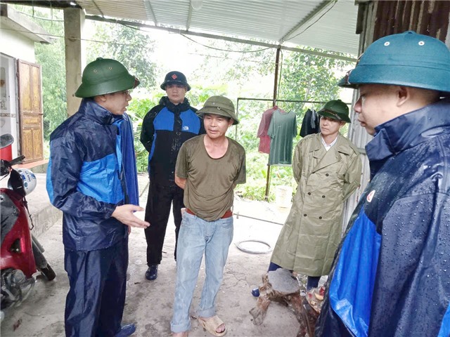 Đồng chí Chủ tịch UBND phường Nguyễn Đức Hoà kiểm tra công tác ứng phó bão số 3