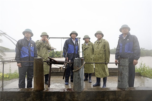 Đồng chí Nguyễn Chiến Thắng – Bí thư Đảng ủy, Chủ tịch HĐND phường kiểm tra công tác chuẩn bị “4 tại chỗ” trên địa bàn