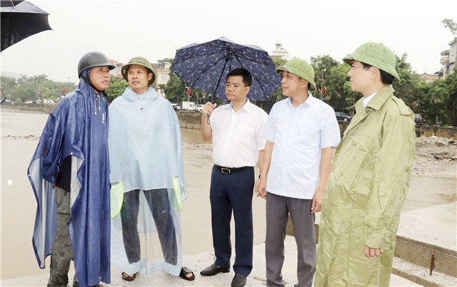 Đồng chí Vũ Quyết Tiến kiểm tra các điểm nguy cơ ngập lụt tại trung tâm phường Uông Bí 