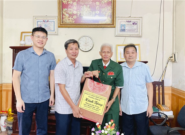 Phó Chủ tịch HĐND phường Nguyễn Văn Thành thăm, tặng quà gia đình Người có công với cách mạng