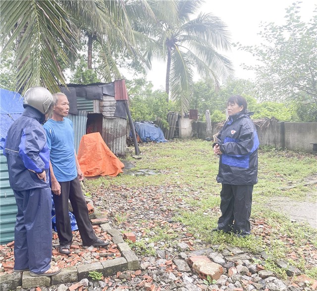 Khu Đền Công 1 vận động người dân về nơi tránh trú an toàn trước bão số 3 WIPHA