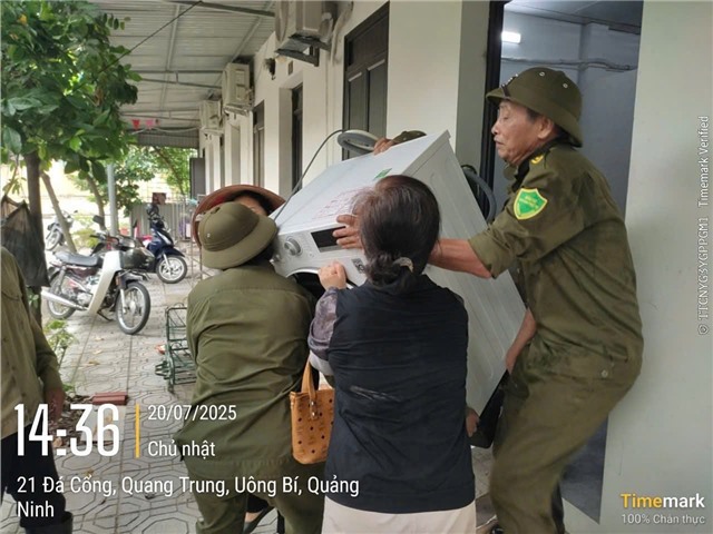 Lực lượng tham gia bảo vệ ANTT ở cơ sở phường Uông Bí chung sức cùng Công an phường ứng phó bão số 3