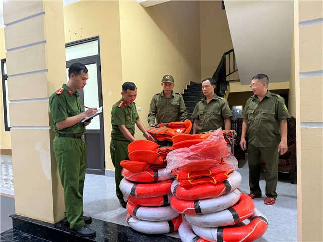 Công an phường Uông Bí bám địa bàn, tập trung cao độ ứng phó bão số 3