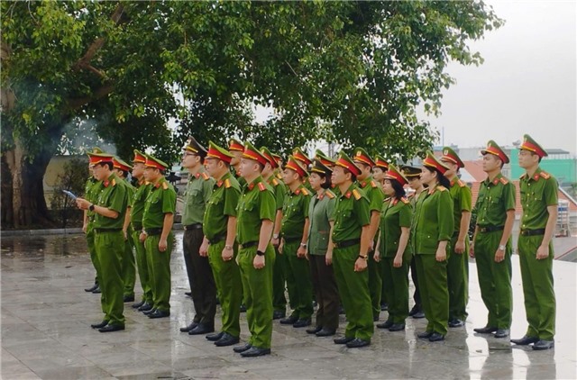 Công an phường Uông Bí dâng hương tri ân các Anh hùng liệt sĩ