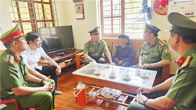 Đồng chí Phó Giám đốc Công an tỉnh thăm và tặng quà Mẹ VNAH Hoàng Thị Nghi 