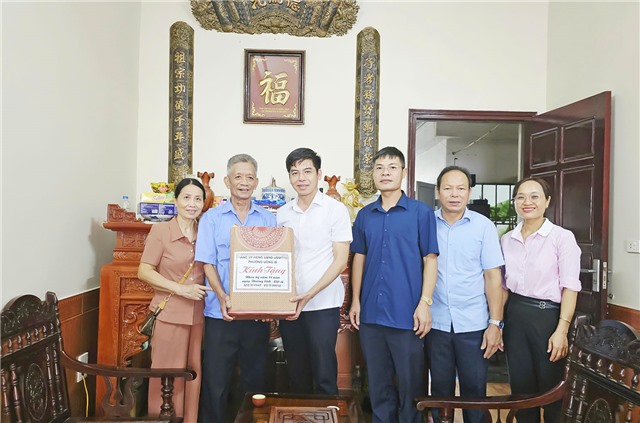 Đồng chí Chủ tịch UBND phường Uông Bí thăm hỏi, tặng quà các gia đình chính sách nhân dịp 27/7