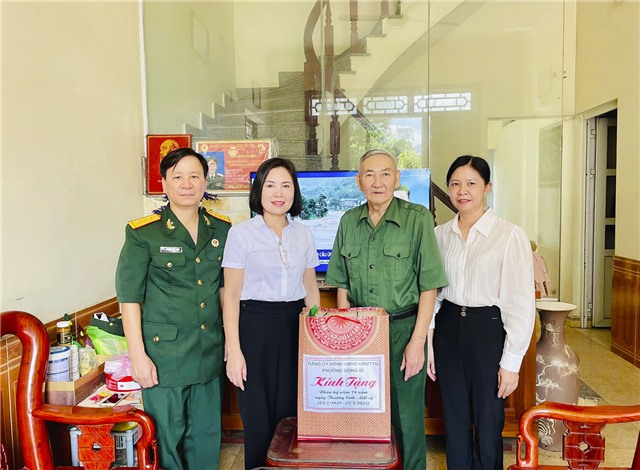 Phó Chủ tịch UBND phường Vũ Thị Hồng Nhung thăm, tặng quà gia đình Người có công với cách mạng