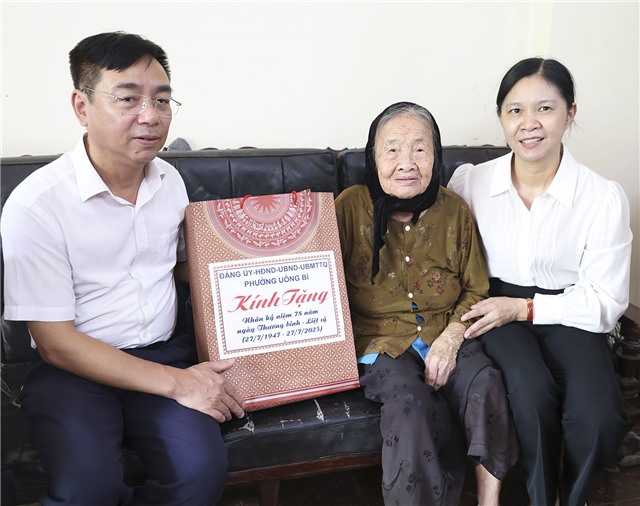 Đồng chí Phó Bí thư Thường Trực Đảng ủy phường Uông Bí Đào Ngọc Sơn thăm tặng quà người có công 