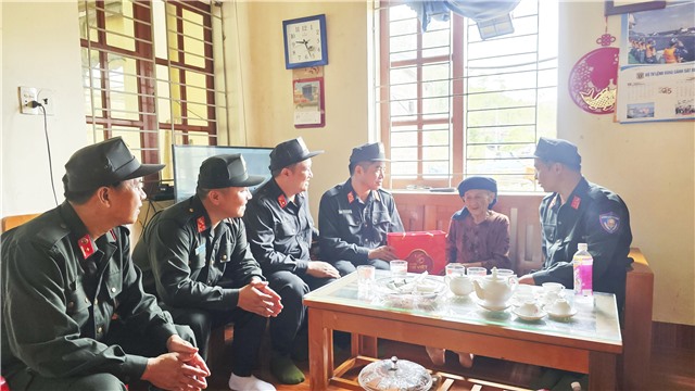 Trung đoàn Cảnh sát cơ động Đông Bắc thăm, tặng quà Mẹ VNAH và người có công