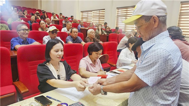 Phường Uông Bí: Trên 600 người có công và thân nhân nhận quà dịp kỷ niệm Ngày Thương binh - Liệt sĩ 27/7