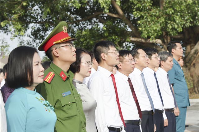 Đoàn đại biểu phường Uông Bí dâng hương tưởng niệm các anh hùng liệt sỹ