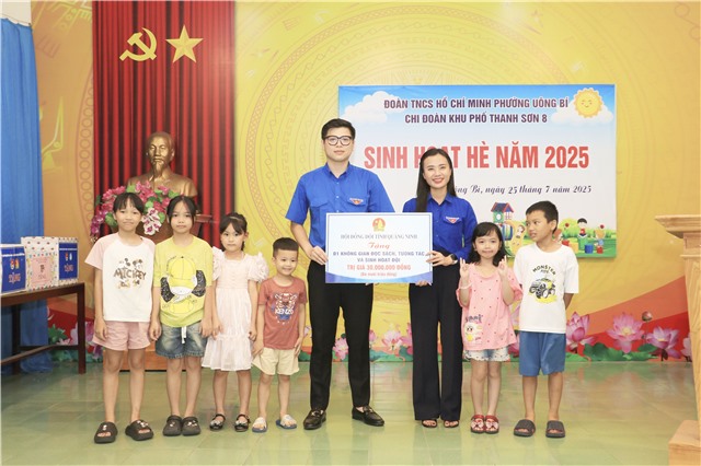 Đồng chí Nguyễn Phương Thảo, Bí thư Tỉnh đoàn dự sinh hoạt hè với thiếu niên, nhi đồng khu Thanh Sơn 8