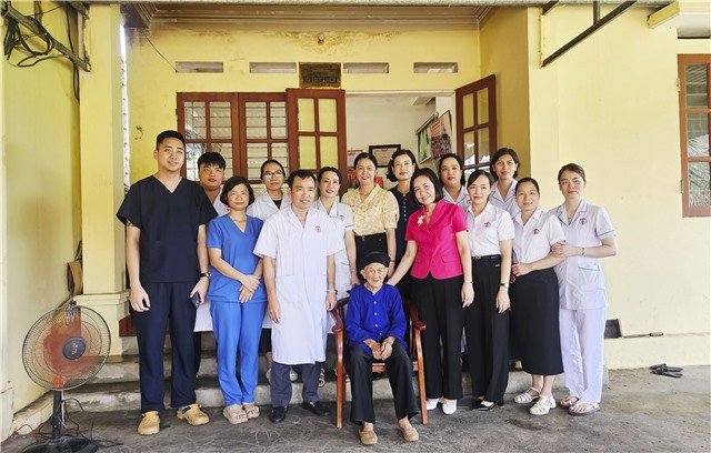 Khám, phát thuốc miễn phí cho Mẹ VNAH và các đối tượng chính sách