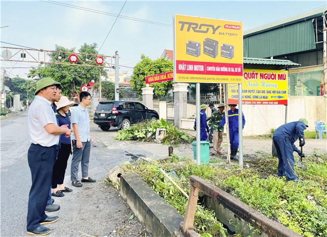 Phó Chủ tịch UBND phường Đào Văn Phức kiểm tra hoạt động ra quân dọn vệ sinh môi trường