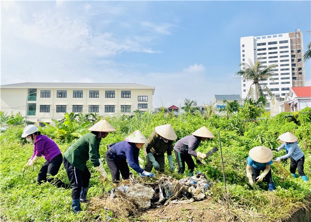 Phường Uông Bí ngày đầu ra quân dọn vệ sinh môi trường hiệu quả