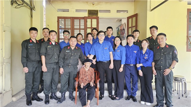 Ấm áp bữa cơm sum vầy tại gia đình Mẹ Việt Nam anh hùng Hoàng Thị Nghi 