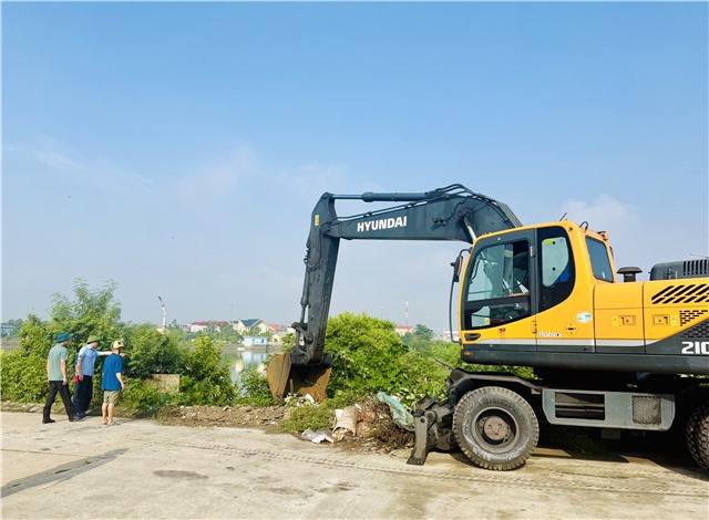 Đồng chí Chủ tịch UBND phường Nguyễn Đức Hòa chỉ đạo ra quân vệ sinh môi trường tại khu Quang Trung 10